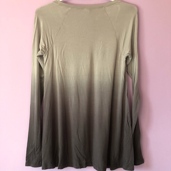 🆕 BNWT HOLLISTER long sleeve tshirt XS - Picture 2 of 4